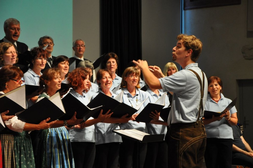 Gruppenfoto der Chorgemeinschaft Freistadt mit Johannes Kafka beim Konzert „Veronika der Flieder blüht” 2012 im Salzhof Freistadt